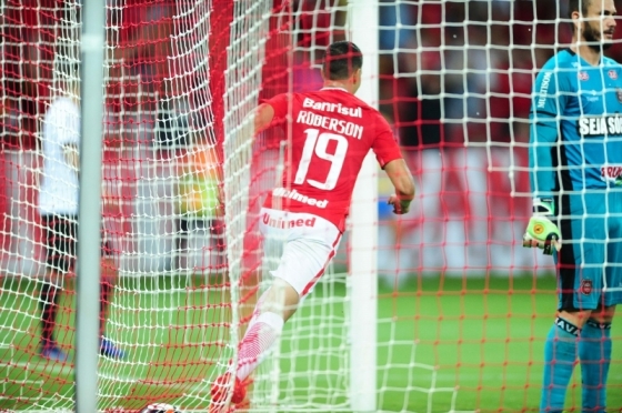 Roberson, finalmente fazendo o que deve: gol. Foto Ricardo Duarte, Inter Divulgação